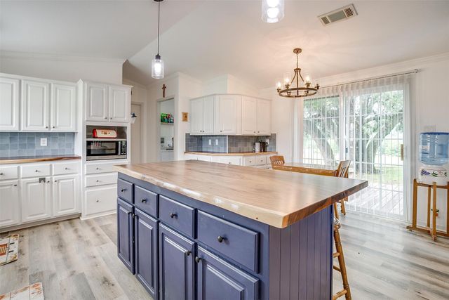 421 Red Bluff Circle, Millsap, TX 76066