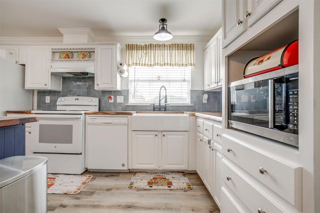 421 Red Bluff Circle, Millsap, TX 76066