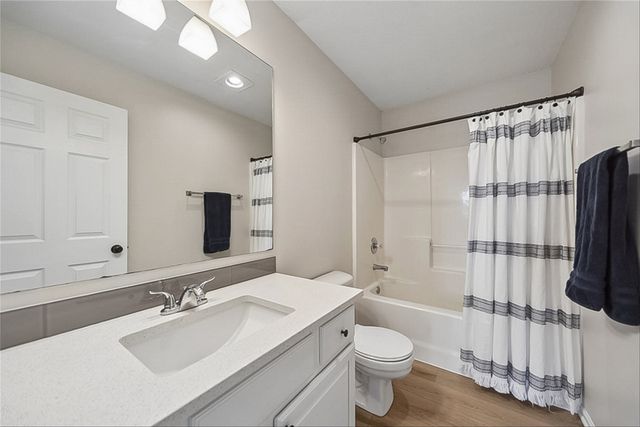 2205 Country Cove Lane, Altoona, IA 50009