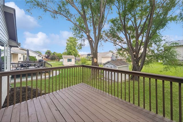 2205 Country Cove Lane, Altoona, IA 50009