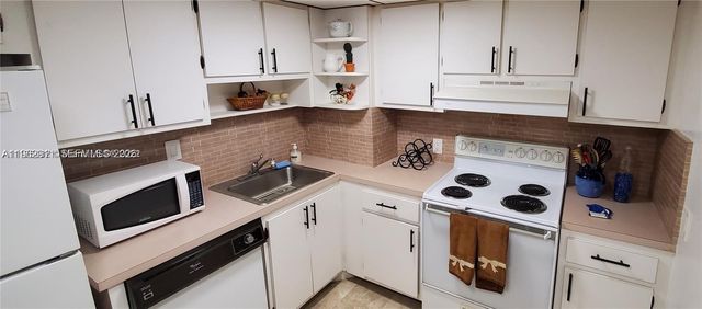 100 Bayview Dr 603, Sunny Isles Beach, FL 33160