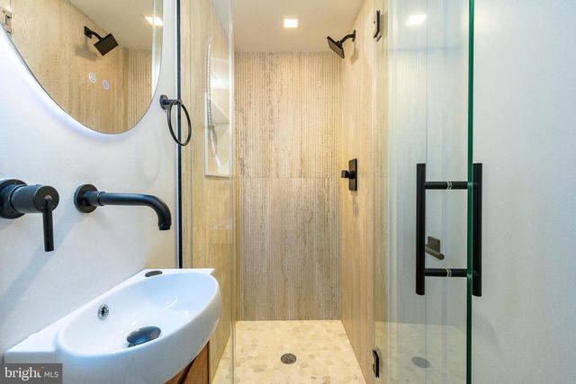 250 GATE ST, Philadelphia, PA 19128