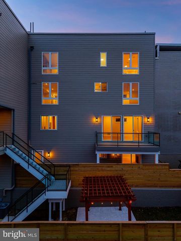 250 GATE ST, Philadelphia, PA 19128