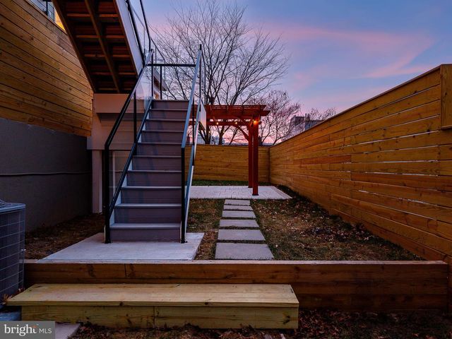 250 GATE ST, Philadelphia, PA 19128