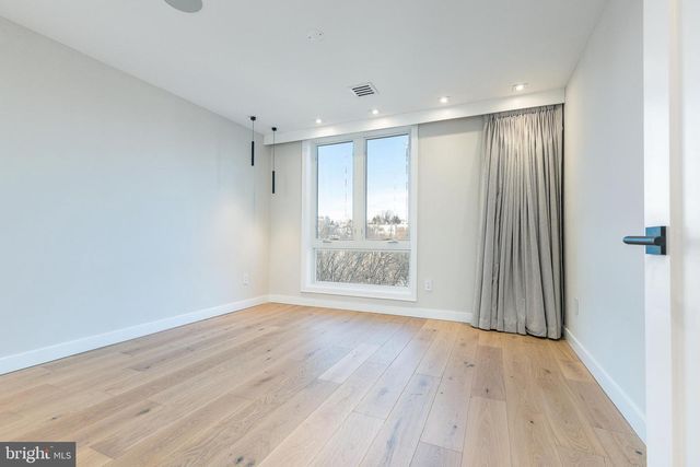 250 GATE ST, Philadelphia, PA 19128