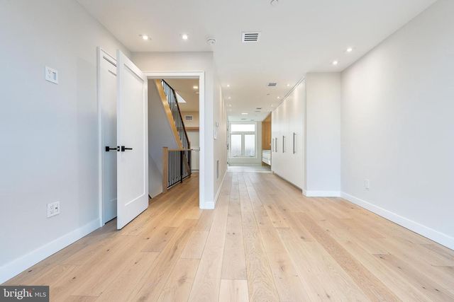 250 GATE ST, Philadelphia, PA 19128