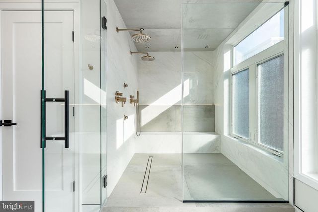 250 GATE ST, Philadelphia, PA 19128