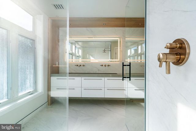 250 GATE ST, Philadelphia, PA 19128