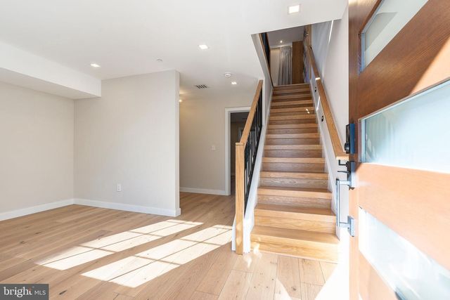 250 GATE ST, Philadelphia, PA 19128