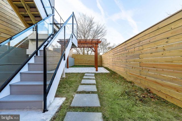 250 GATE ST, Philadelphia, PA 19128