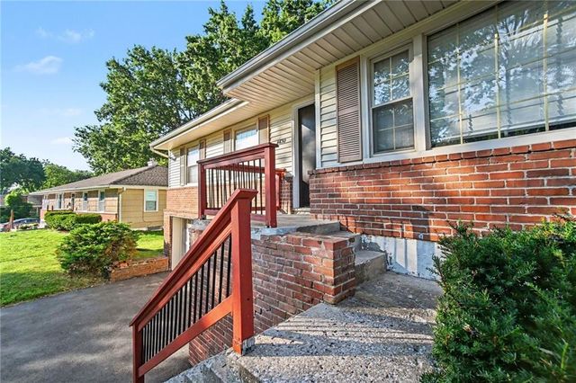 4630 NE Gladstone Avenue, Kansas City, MO 64117