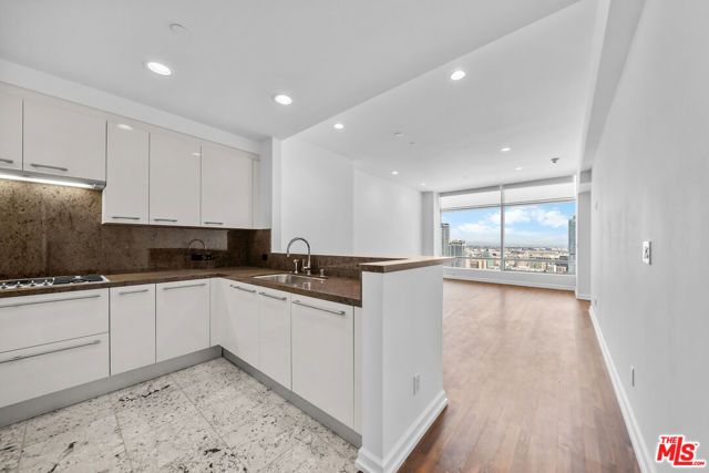 900 W OLYMPIC Boulevard 31E, Los Angeles, CA 90015
