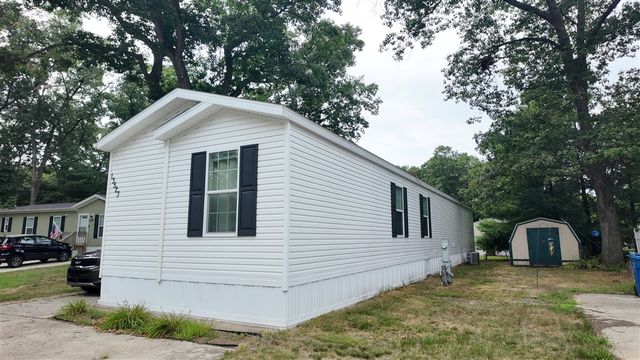 13523 Oaktree Ct, Grand Haven, MI 49417