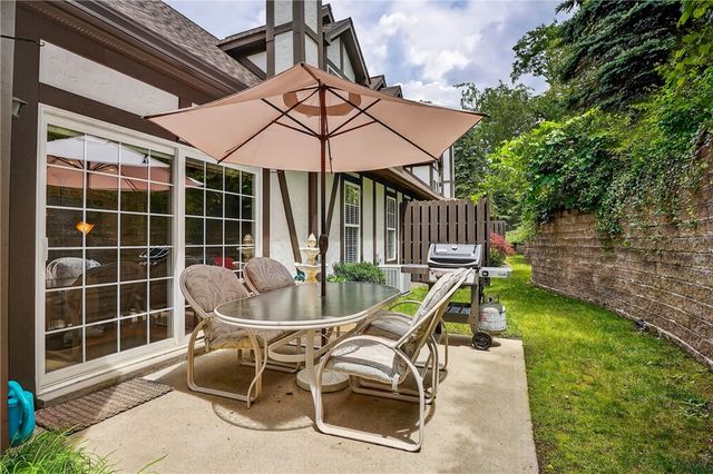 408 Kingsberry Circle, Mt Lebanon, PA 15234