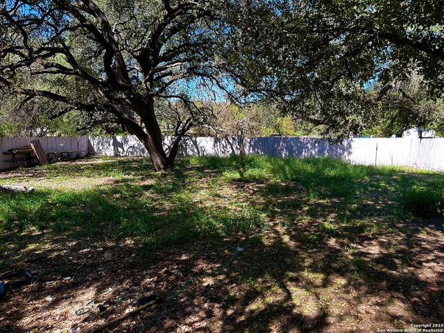 3911 ANAQUA DR, Elmendorf, TX 78112