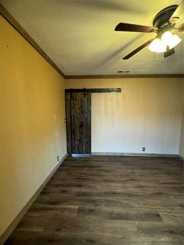 510 Cain St, Quanah, TX 79252