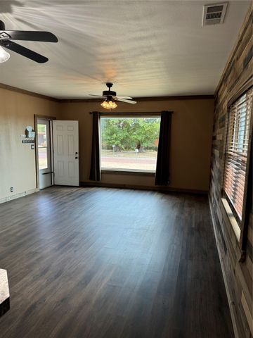 510 Cain St, Quanah, TX 79252