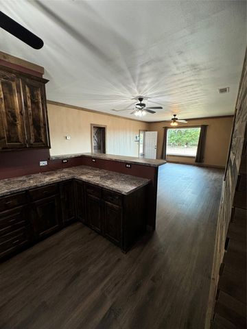 510 Cain St, Quanah, TX 79252