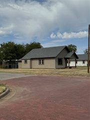 510 Cain St, Quanah, TX 79252
