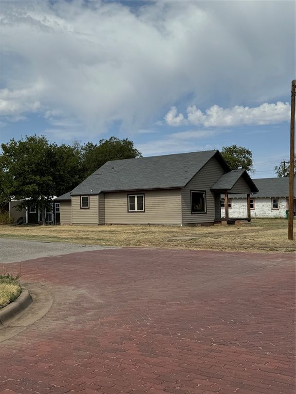 510 Cain St, Quanah, TX 79252