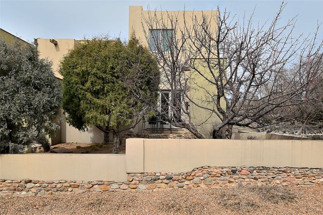 211 Callecita Place A, Santa Fe, NM 87501