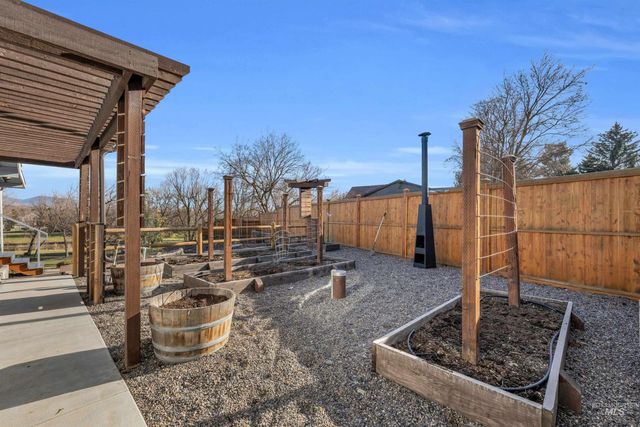 936 N Arlington Dr, Eagle, ID 83616