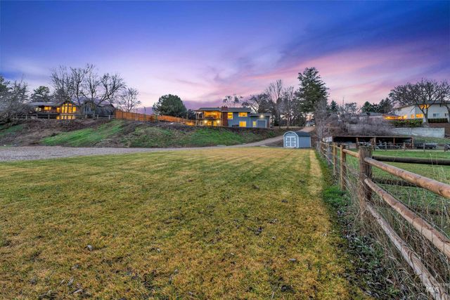 936 N Arlington Dr, Eagle, ID 83616