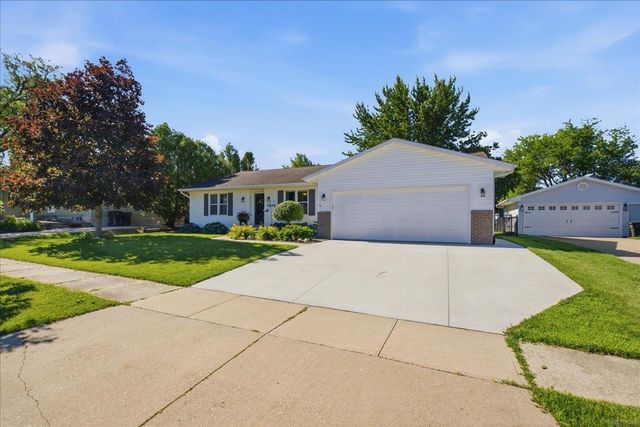 2208 Oxford Lane, Cedar Falls, IA 50613