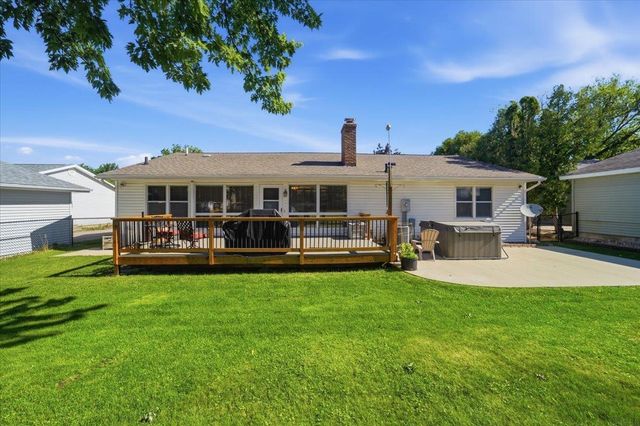 2208 Oxford Lane, Cedar Falls, IA 50613