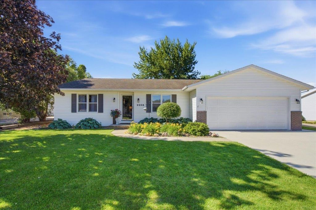 2208 Oxford Lane, Cedar Falls, IA 50613