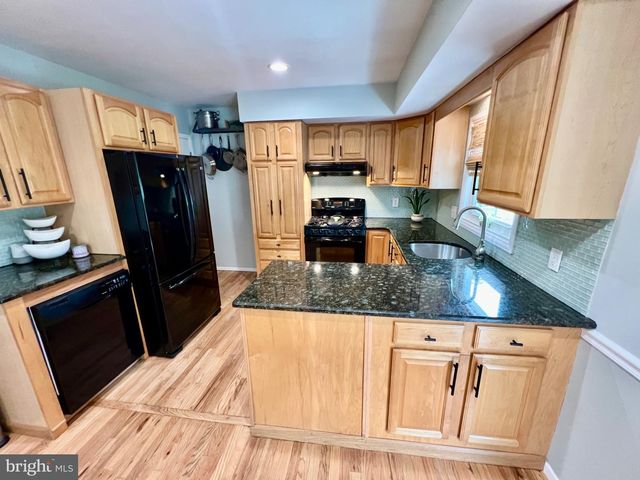 4 RUNNING BROOK RD W, Ewing, NJ 08638
