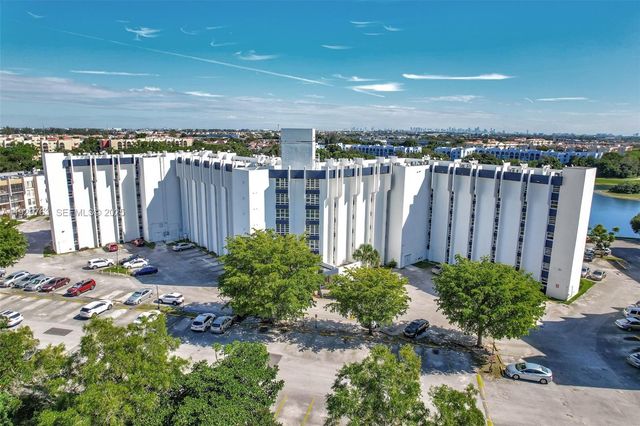 9682 Fontainebleau Blvd 306, Miami, FL 33172