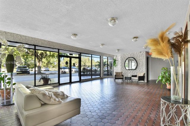 9682 Fontainebleau Blvd 306, Miami, FL 33172