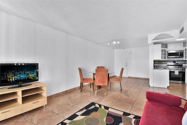 9682 Fontainebleau Blvd 306, Miami, FL 33172