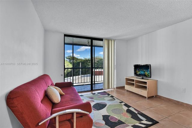 9682 Fontainebleau Blvd 306, Miami, FL 33172