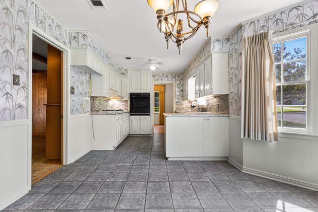 1601 Auburn Dr., Longview, TX 75601