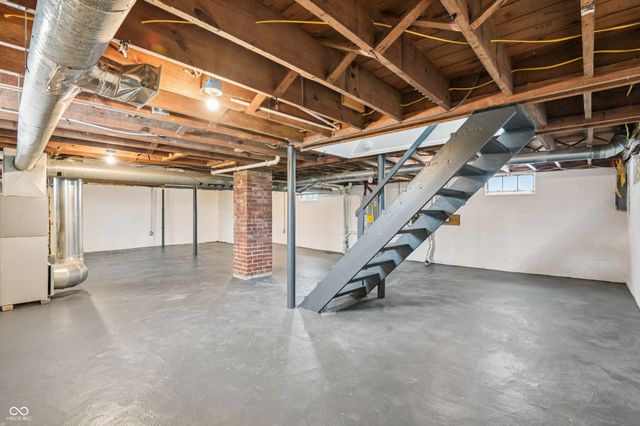 89 S 8th Avenue, Beech Grove, IN 46107