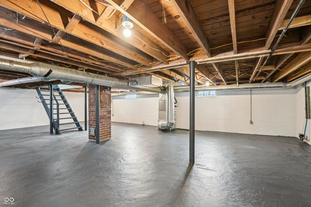 89 S 8th Avenue, Beech Grove, IN 46107