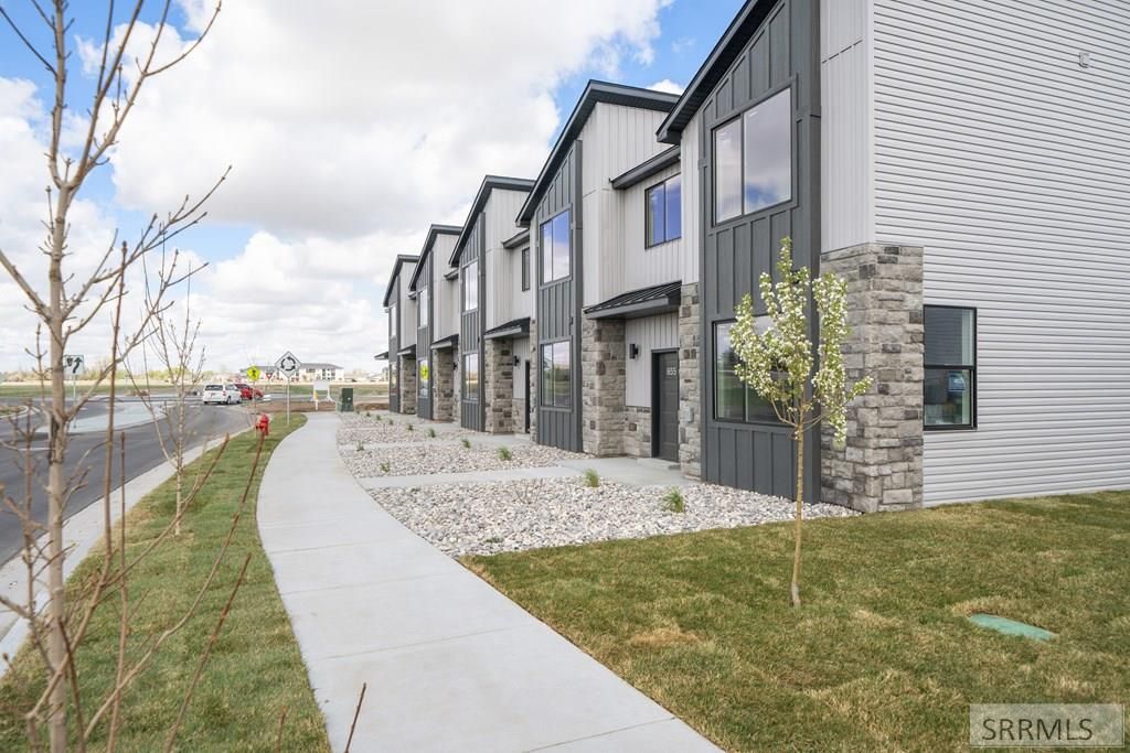 Image 9 of property listing at 743 Curlew Drive, Ammon, ID 83406