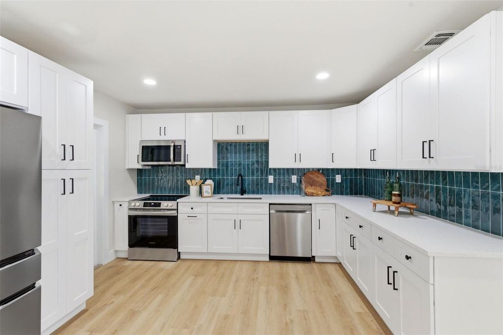 Image 11 of property listing at 3593 BENSON AVENUE N, St Petersburg, FL 33713