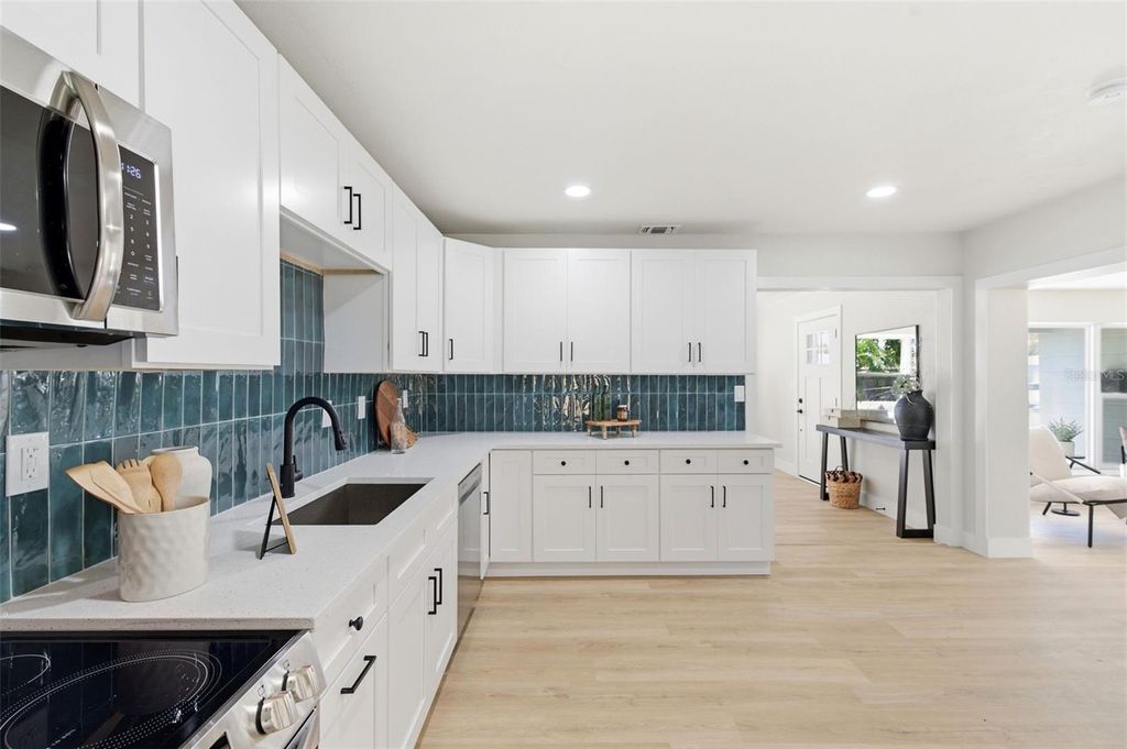 Image 14 of property listing at 3593 BENSON AVENUE N, St Petersburg, FL 33713