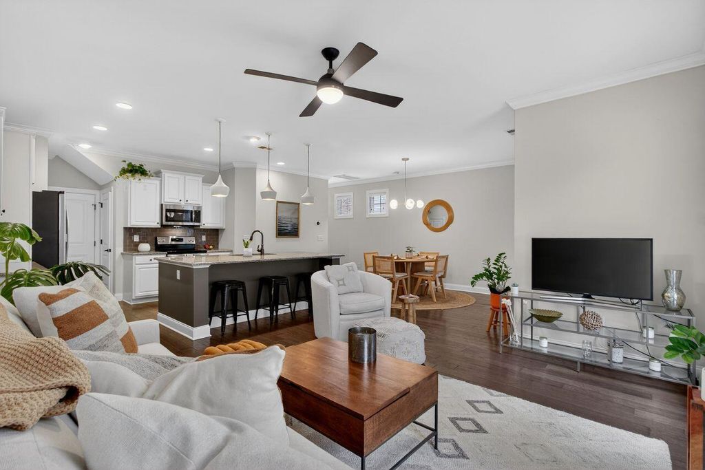 Image 10 of property listing at 2111 Oyster Reef Lane, Mount Pleasant, SC 29466