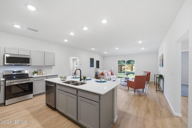 7958 HAMMOND Boulevard, Jacksonville, FL 32220
