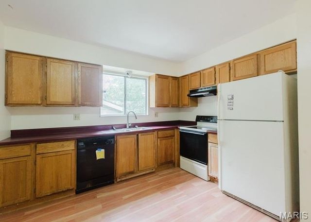 1921 Lakeheights Lane, St Louis, MO 63138