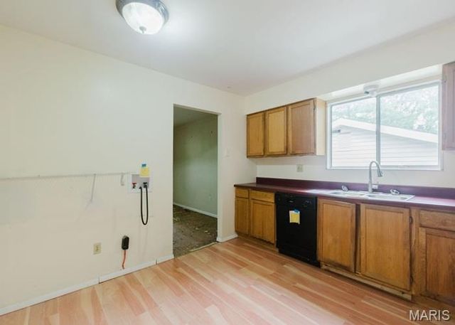 1921 Lakeheights Lane, St Louis, MO 63138