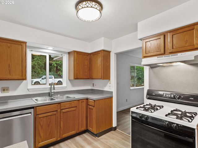 8635 Ne SKIDMORE St, Portland, OR 97220