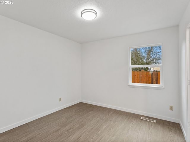 8635 Ne SKIDMORE St, Portland, OR 97220