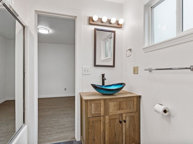 8635 Ne SKIDMORE St, Portland, OR 97220