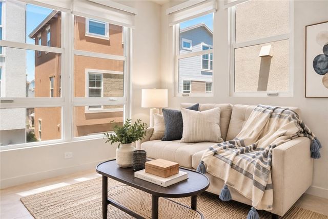 2700 41 E Chaucer 41, Los Angeles, CA 90065