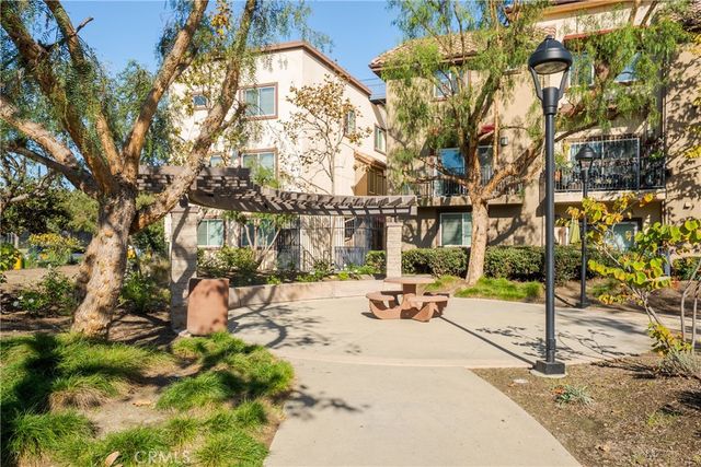 2700 41 E Chaucer 41, Los Angeles, CA 90065